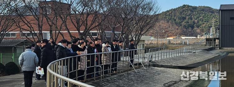 수원특례시의회 방문단이 20일 경주 공공하수처리장에서 혐기조 등 주요 처리시설을 둘러보며 하수 처리 운영 현황에 대한 설명을 듣고 있다.