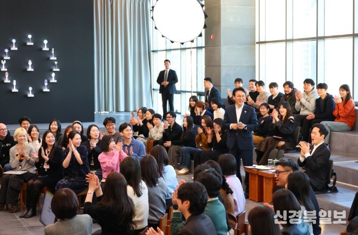 김민석 국무총리가 21일 용산구 하이브 사옥을 방문, 홍보부스 관람 및 청년 종사자 타운홀 미팅을 주재하고 있다.