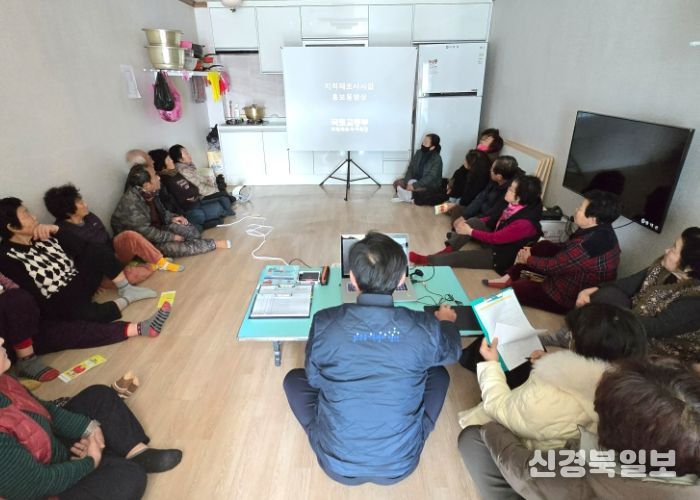 영덕군이 운영하는 ‘찾아가는 지적·세정 민원처리반’이 산불 피해 지역인 경정1리 마을회관을 찾아 주민들에게 지적재조사를 설명하고 있다.