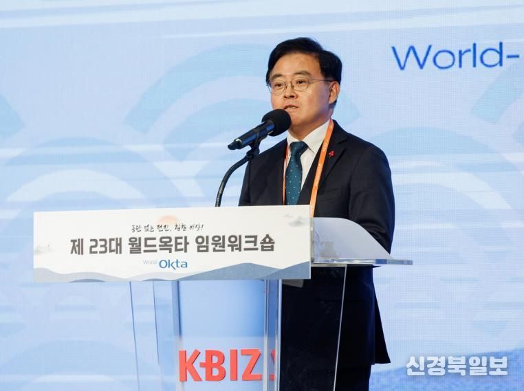 진교훈 서울 강서구청장이 중소기업중앙회에서 열린 ‘세계한인경제무역협회 워크숍’에 참석해 축사를 하고 있다.