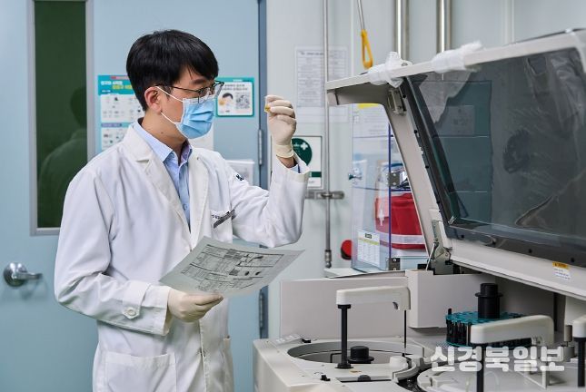 분석실험하고 있는 K-MEDI hub 연구원