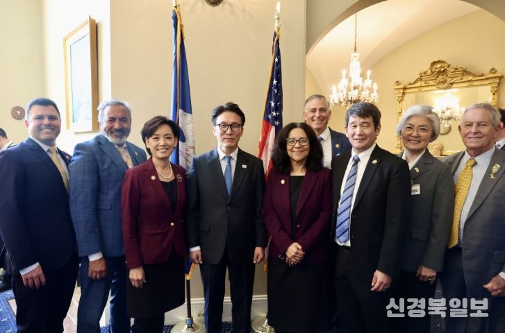 미국을 방문 중인 김민석 국무총리가 22일(현지시간) 미국 의사당을 방문, 하원 주요 인사들과 오찬 간담회를 하고 있다.