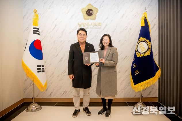 남양주시의회, 공공도서관 사회적 가치 확산에 기여한 공무직 근로자 이인자 작가 표창 수여식 개최