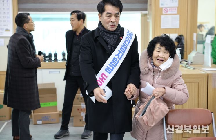 보은군, 민생안정 지원금 1차 지급 시작… 최재형 군수 현장 도우미로 직접 나서