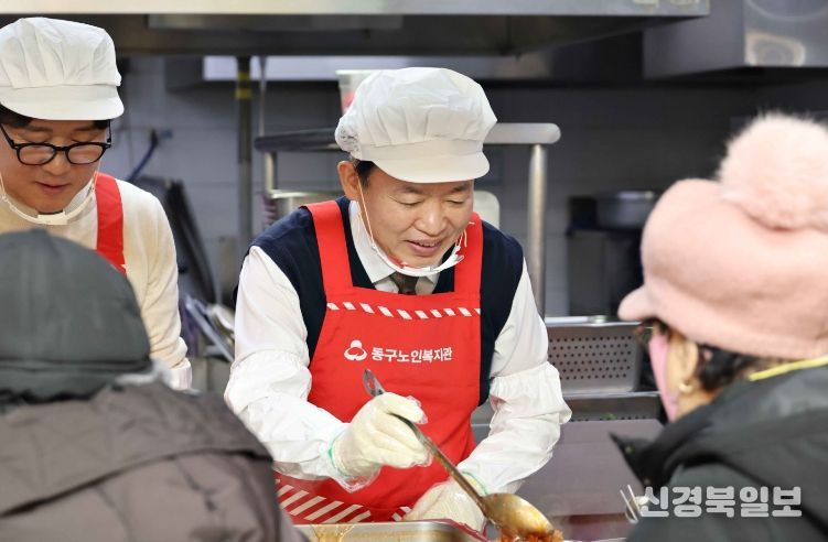 김찬진 동구청장, 동구노인복지관 경로식당서‘사랑의 배식 나눔’진행