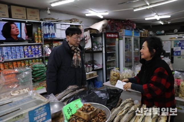 물가상황을 점검하고 상인들의 애로사항을 청취하고 있는 안형준 국가데이터처장(왼쪽)