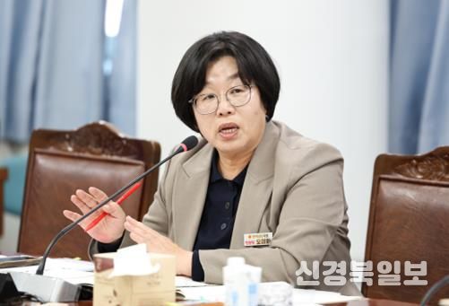 전라남도의회 제396회 임시회 기획행정위원회 회의(2일)에서 오미화 의원이 집행부를 향해 질의하고 있다.