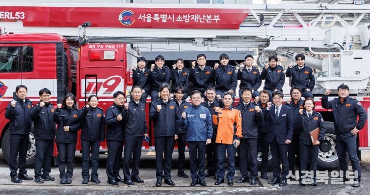 진교훈 서울 강서구청장(앞줄 오른쪽 여섯 번째)이 2일 강서소방서를 방문해 이원석 강서소방서장(앞줄 오른쪽 일곱 번째) 등과 기념촬영을 하고 있다.