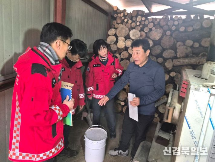 황인수 영덕부군수(오른쪽 두 번째)가 직원들과 함께 화목보일러를 점검하고 있다.