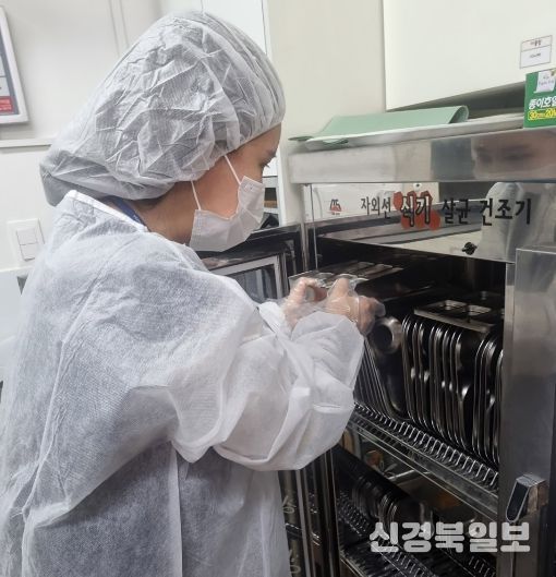 식중독 예방을 위해 식기 살균 건조기를 점검하고 있다.