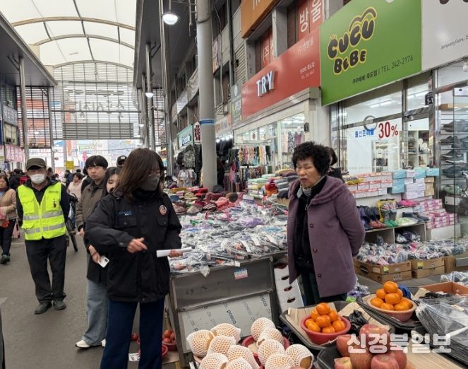 시는 26일 죽도시장 개풍약국 앞 아케이드 구간에서 불법시설물에 대한 현장점검을 실시했다.