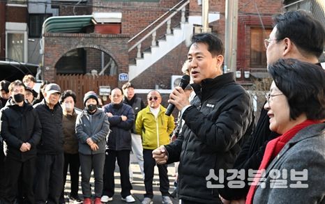 송파구 풍납동 모아타운 사업지를 찾은 오세훈 서울시장이 주민들과 대화를 나누고 있다.