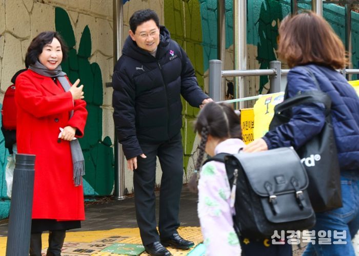 3일 서원초 인근에서 이상일 시장이 교통지도 봉사를 하고 있다