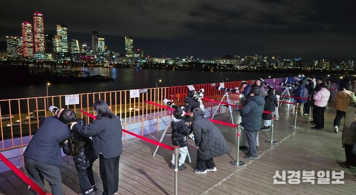 마포365천문대 옥상 천체관측실에서 망원경으로 달을 관측하는 마포구민 가족들