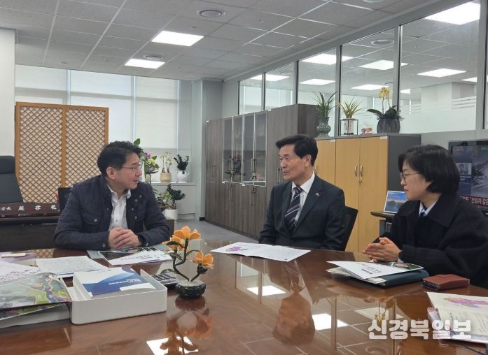 안병구 밀양시장이 4일 기획예산처 조영범 예산실장에게 푸드테크 연구지원센터, 나노산단 공공폐수처리시설 등 밀양시 주요현안 사업을 설명하고 있다.