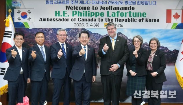 김영록 전라남도지사가 4일 도청 접견실에서 전남도청을 내방한 필립 라포르튠 주한 캐나다대사와 기념촬영을 하고 있다.