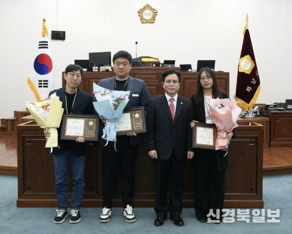 금광연 하남시의회 의장이 지난 3월 16일 제346회 임시회 제1차 본회의에서 ‘2026년 1분기 우수공무원’ 3명을 표창하고 기념사진을 찍고 있다. (사진_하남시의회 제공)