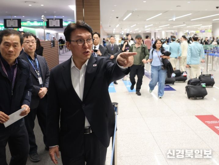 김민석 국무총리가 미국·스위스 순방을 마치고 19일 인천공항을 통해 귀국한 뒤 입국장 안전관리 상황을 점검하고 있다.