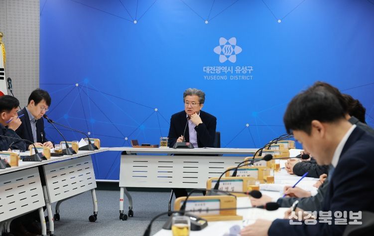 정용래 유성구청장이 23일 주간간부회의를 주재하고 있다