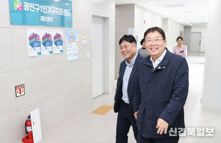 김경호 광진구청장이 지난 3월 24일 광진구 1인가구지원센터 2센터를 방문해 시설을 둘러보고 있다.