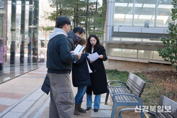 정초립 강북구의원(우측)이 강북구청 공원녹지과 관계자들과 함께 미소공원 환경개선 현장을 점검하며 시설 및 개선 사항을 확인하고 있다.