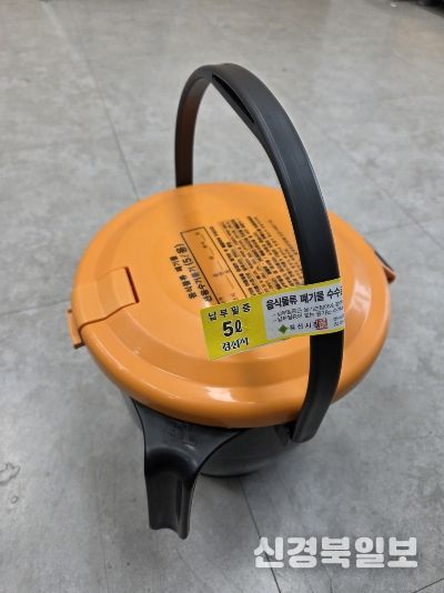 경산시, 이젠 음식물쓰레기 수거 용기에 스티커 붙여 배출