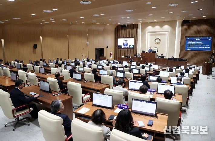 수원특례시의회가 4월 1일 본회의장에서 제400회 임시회 제1차 본회의를 열고 의사일정을 진행하고 있다.