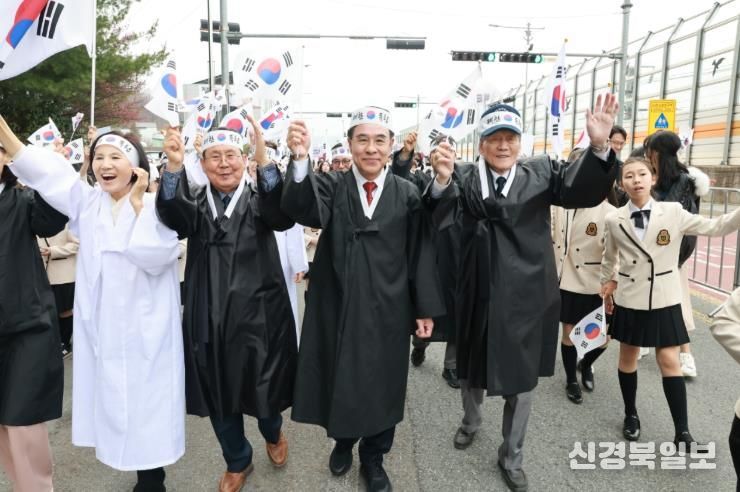 충남 계룡시는 1일 두마초에서 ‘두계장터 4·1 독립만세운동 재현행사를 성황리에 개최했다.