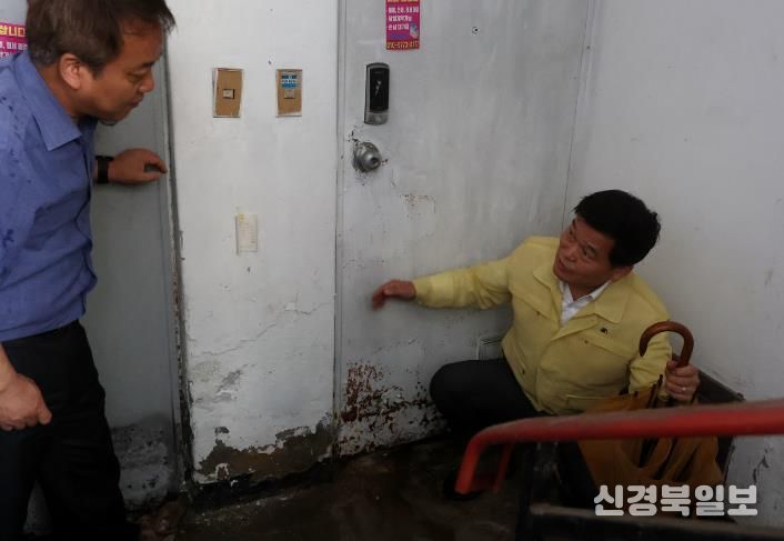 박종효 남동구청장이 침수 취약지역을 현장점검하는 모습