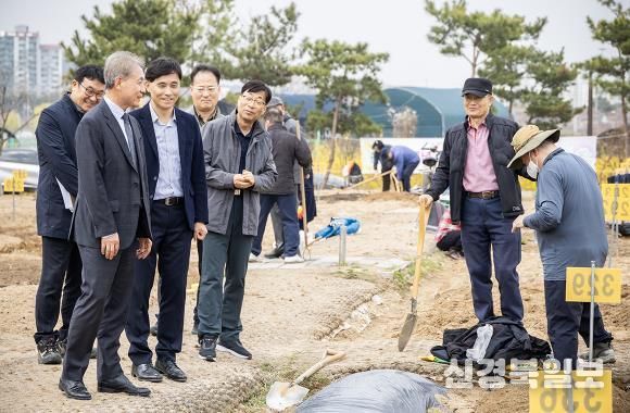 윤환 구청장, ‘계양실버농장’ 개장 현장 방문