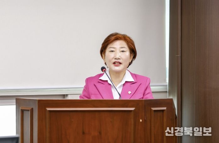 안산시의회 현옥순 의원이 지난달 24일 제1상임위원실에서 열린 제302회 임시회 문화복지위원회에서 자신이 대표 발의한 ‘안산시 반려견 순찰대 지원 조례안’에 대해 발언하고 있다.