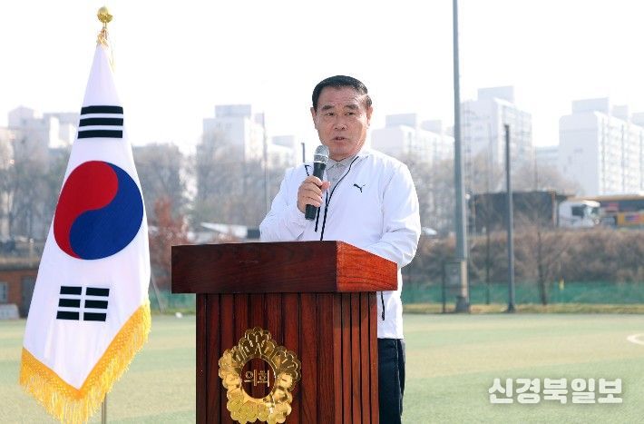 이재식 수원특례시의회 의장이 2일 서수원칠보체육관 인조잔디구장에서 열린 ‘제2회 수원특례시의회 의장배 그라운드골프대회’ 개회식에서 대회사를 하고 있다.