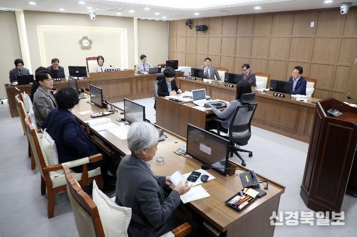 수원특례시의회 기획경제위원회가 제400회 임시회에서 조례안 등 주요 안건을 심사하고 있다.