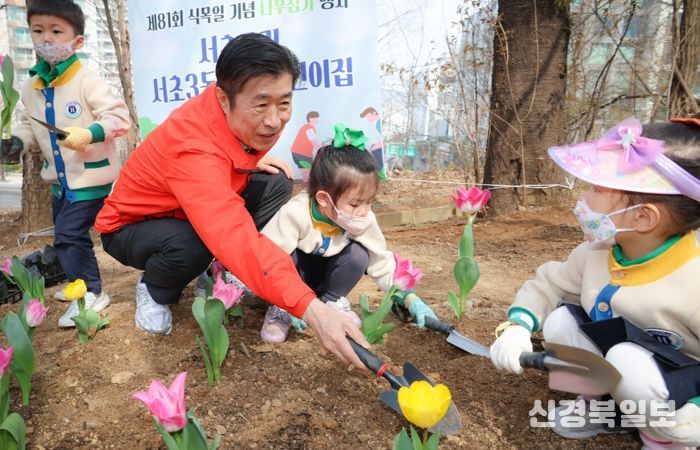 식목일을 기념해 우면산 무장애숲길에서 꽃을 심고 있는 전성수 서초구청장