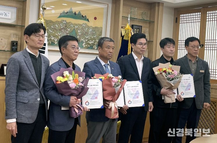 김광열 영덕군수(왼쪽 네 번째)가 수산물품질인증을 획득한 업체와 인증서 수여를 기념하고 있다.