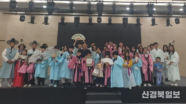 지난해 진행된 _제4회 선비 만나러 갑니다_ 참가가족 단체사진