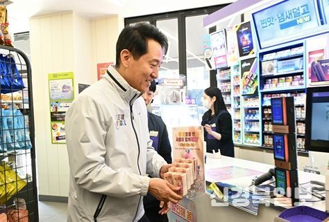 오세훈 서울시장이 7일(화) CU(씨유) 마로니에점에 ‘외로움 없는 서울’ 포토카드를 비치하고 있다.