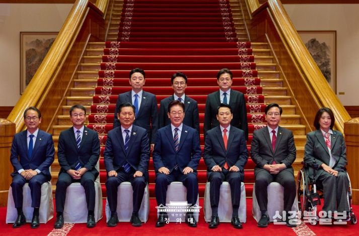 이재명 대통령이 4월 7일 청와대에서 여·야·정 민생경제 협의체 회담에 앞서 참석자들과 기념촬영하고 있다.
<p> </p>
<p>(청와대)