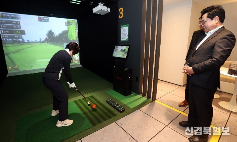 박일하 동작구청장이 지난 3일 상도역 스크린파크골프 스테이션을 방문해 주민의 이용 모습을 살펴보고 있다.