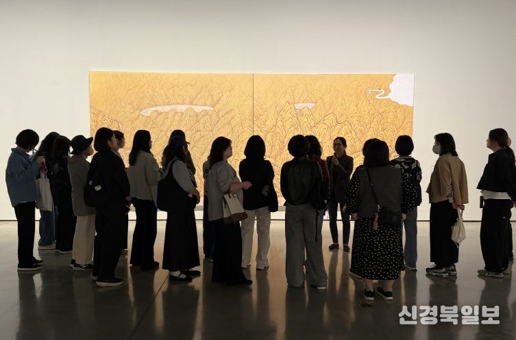 참가자들이 대구미술관에서 ‘서화무진 특별전’을 관람하며 전문 안내원의 해설을 듣고 있다.