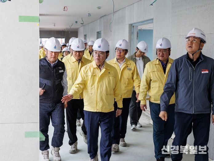 진교훈 서울 강서구청장(맨 앞 왼쪽, 노란 점퍼)이 14일(화) 강서구 통합신청사 건립 현장을 찾아 공사 진행상황을 점검하고 있다.